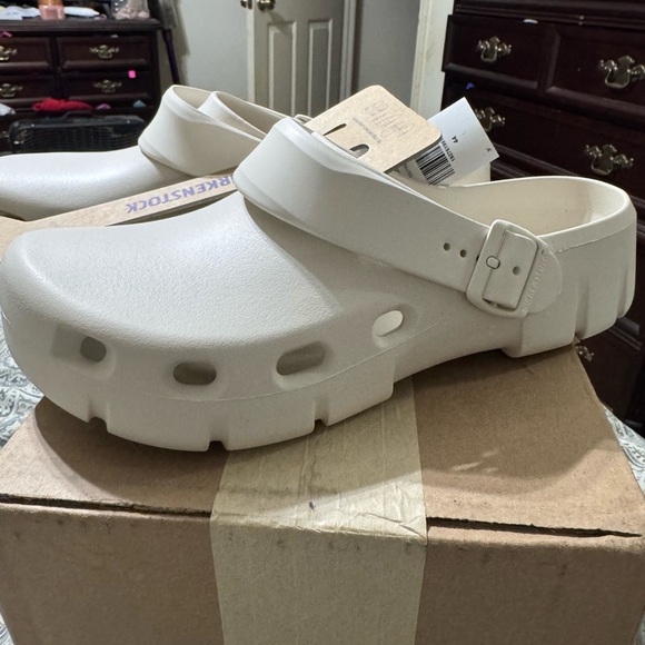 Birkenstock Mens White Sandals 10.5-11 main image 4